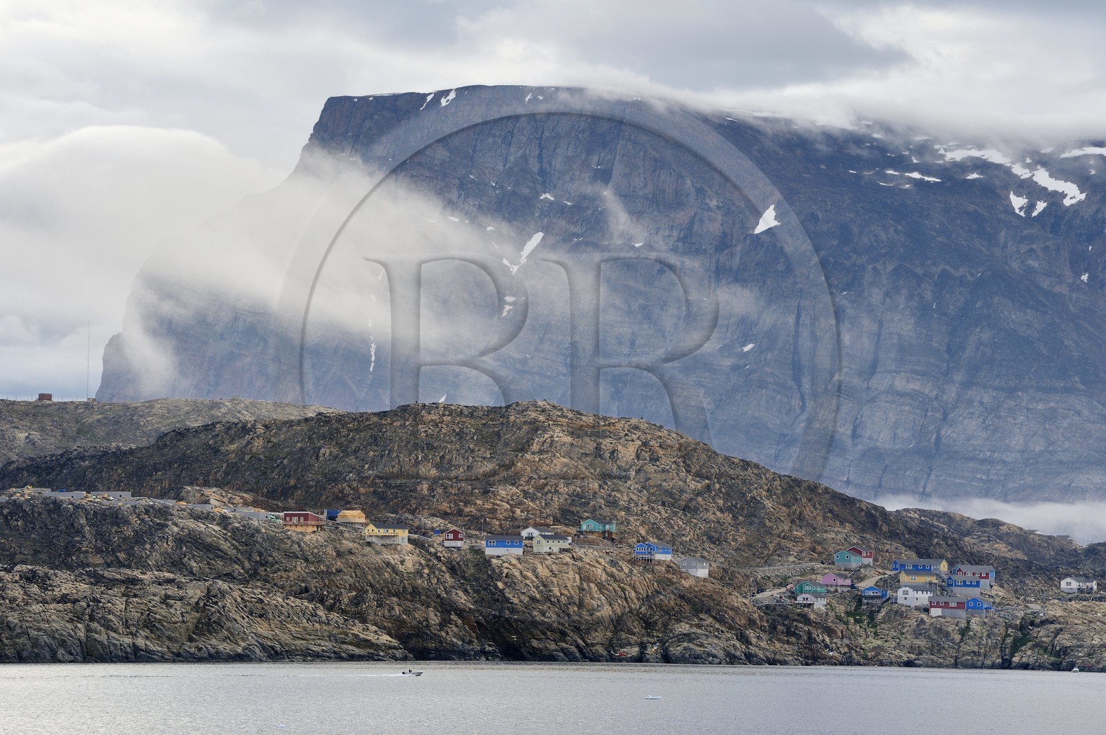 Groenland, cote ouest, baie de Baffin, la ville de Uummannaq accrochée à la roche