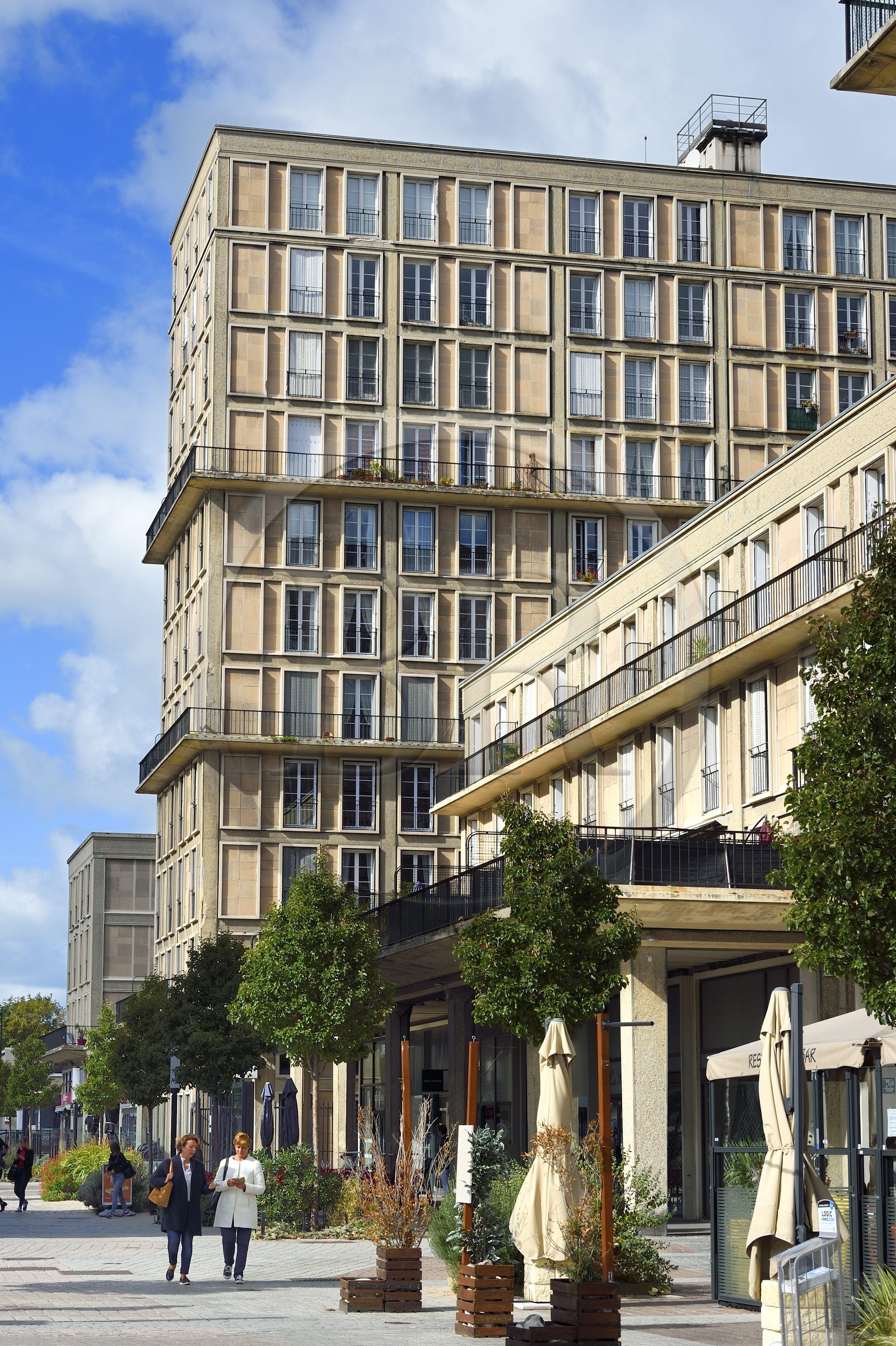 France, Seine-Maritime (76), Le Havre, Centre-ville reconstruit du Havre par Auguste Perret classé Patrimoine Mondial de l'UNESCO, immeubles Perret dans la rue Victor Hugo