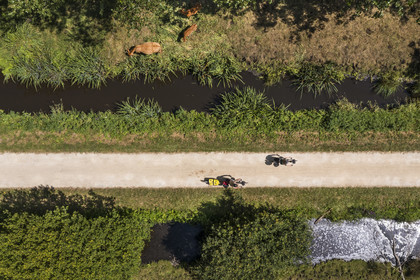France, Deux-Sèvres (79), le Marais Poitevin, la Venise Verte, Sansais, randonnée à bicyclette le long de la Sèvre Niortaise sur la voie cyclable de la Vélo Francette (vue aérienne)