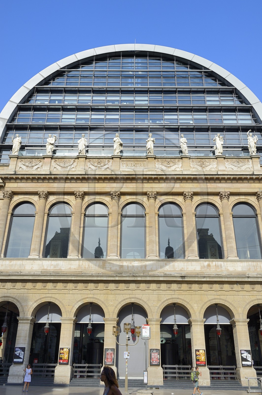 France, Rhône (69), Lyon, site historique classé Patrimoine Mondial de l'UNESCO, façade de l'opéra de Lyon par l'architecte Jean Nouvel, les muses du fronton