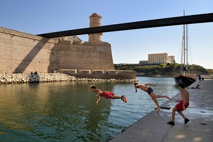 France, Bouches-du-Rhône (13), Marseille, quartier La Joliette, zone de baignade pour les enfants du quartier au pied du Fort Saint Jean relié au MuCEM (Musée des civilisations de l'Europe et de la Méditerranée) par une passerelle, le Palais du Pharo  en arrière plan