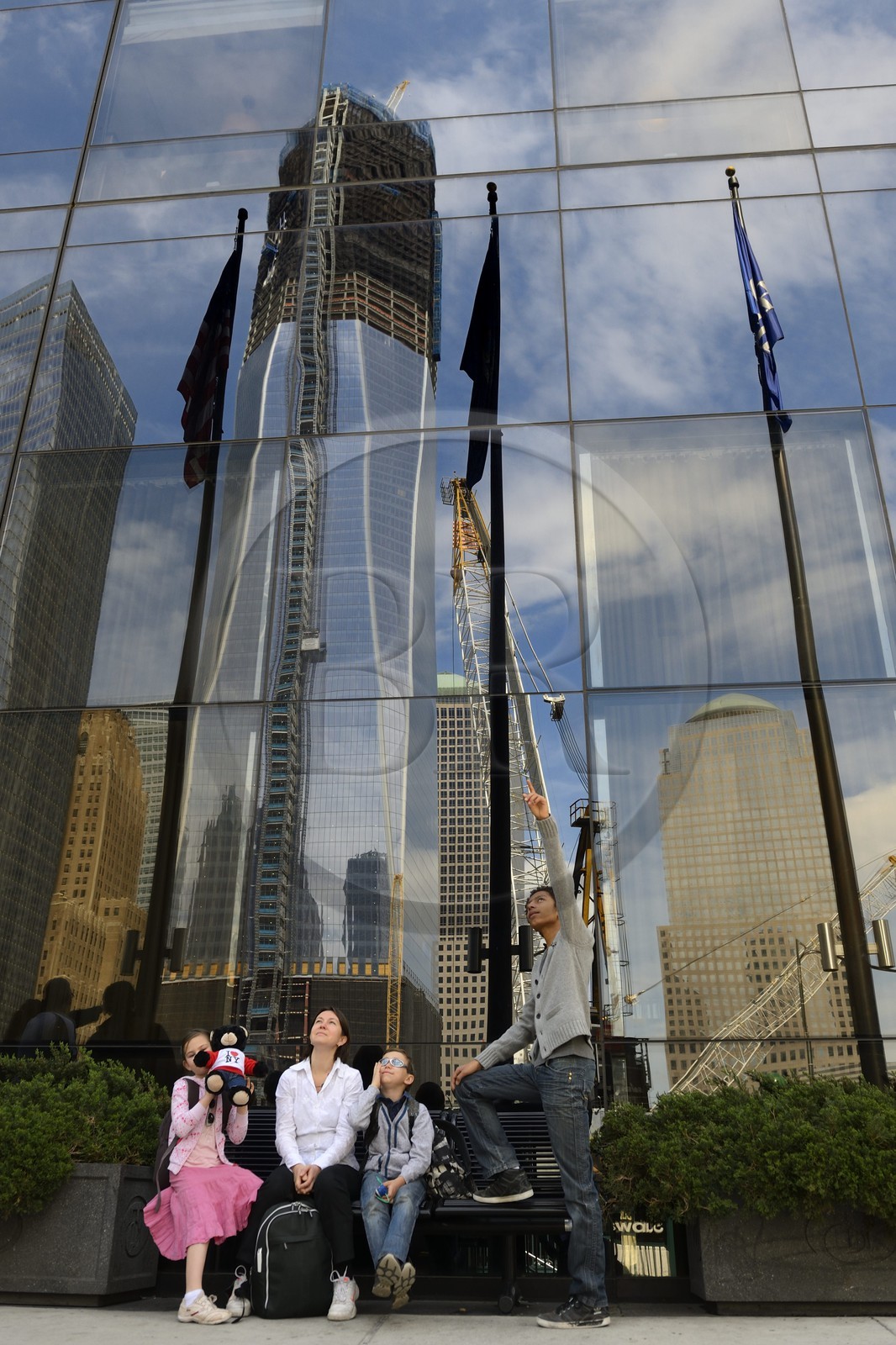 Etats-Unis, New York, Manhattan, reflet du One World Trade Center (1WTC) devenue la plus haute tour de NYC depuis le 30 avril 2012