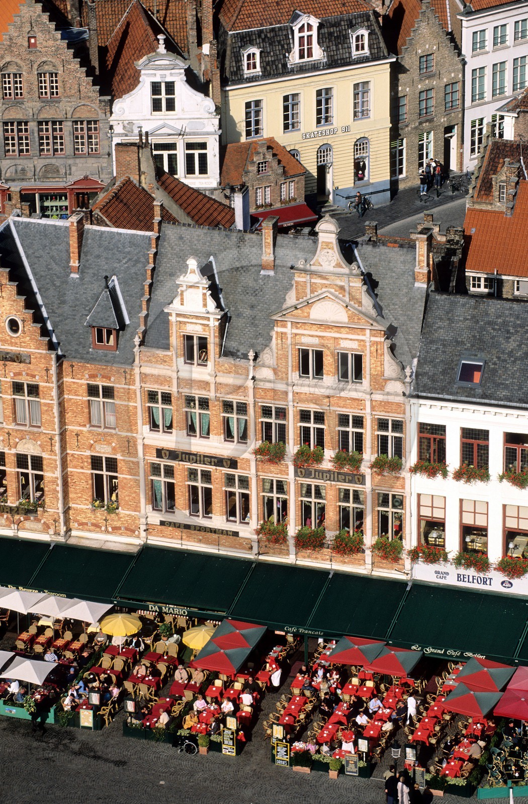 Belgique, Flandre-Occidentale, Bruges (Brugge), terrasses de cafés sur la Grand' place (Markt)