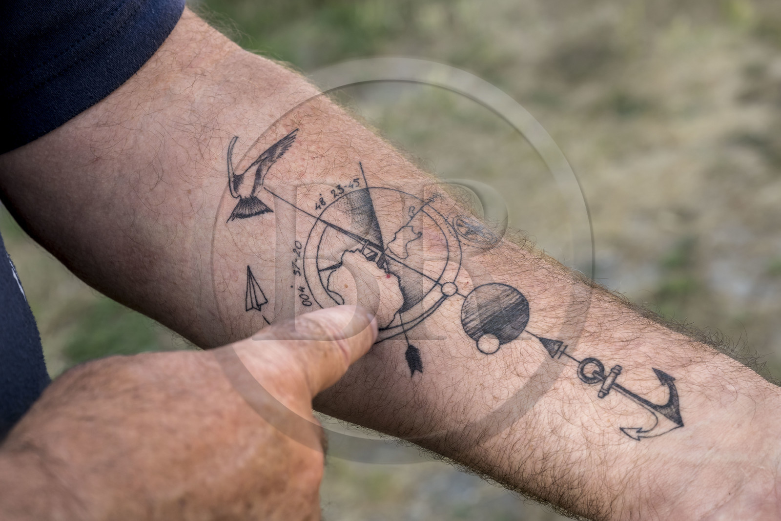France, Finistère (29), Mer d'Iroise, Ile de Molène, tatouages de Guy Rocher, président de la station SNSM de Molène, sa maison dans son ile au centre du monde