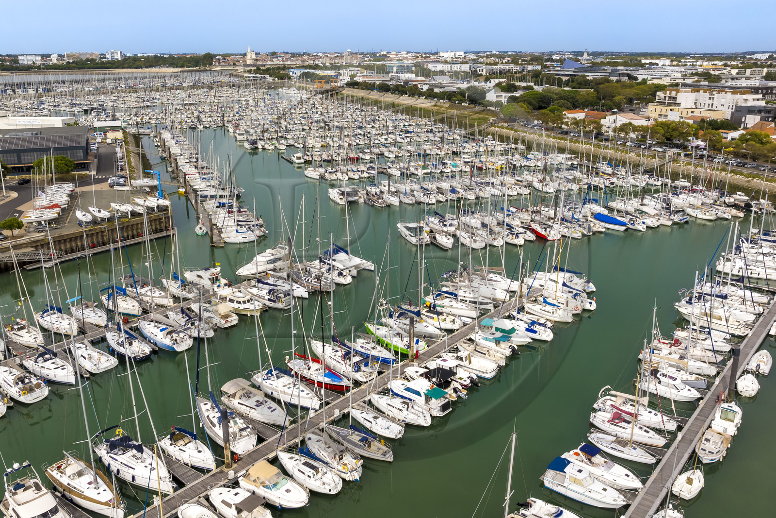 France, Charente-Maritime (17), La Rochelle, voiliers à quai dans le Port des Minimes (vue aérienne)