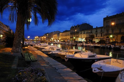 France, Hérault (34), Sète, canal Royal, canots de pêcheurs et bateaux de plaisance à quai
