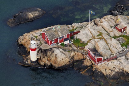 Sweden, County of Vastra Gotaland, Goteborg archipelago, lighthouse (dating from 1886) and isolated house on Gäveskär island (aerial view)