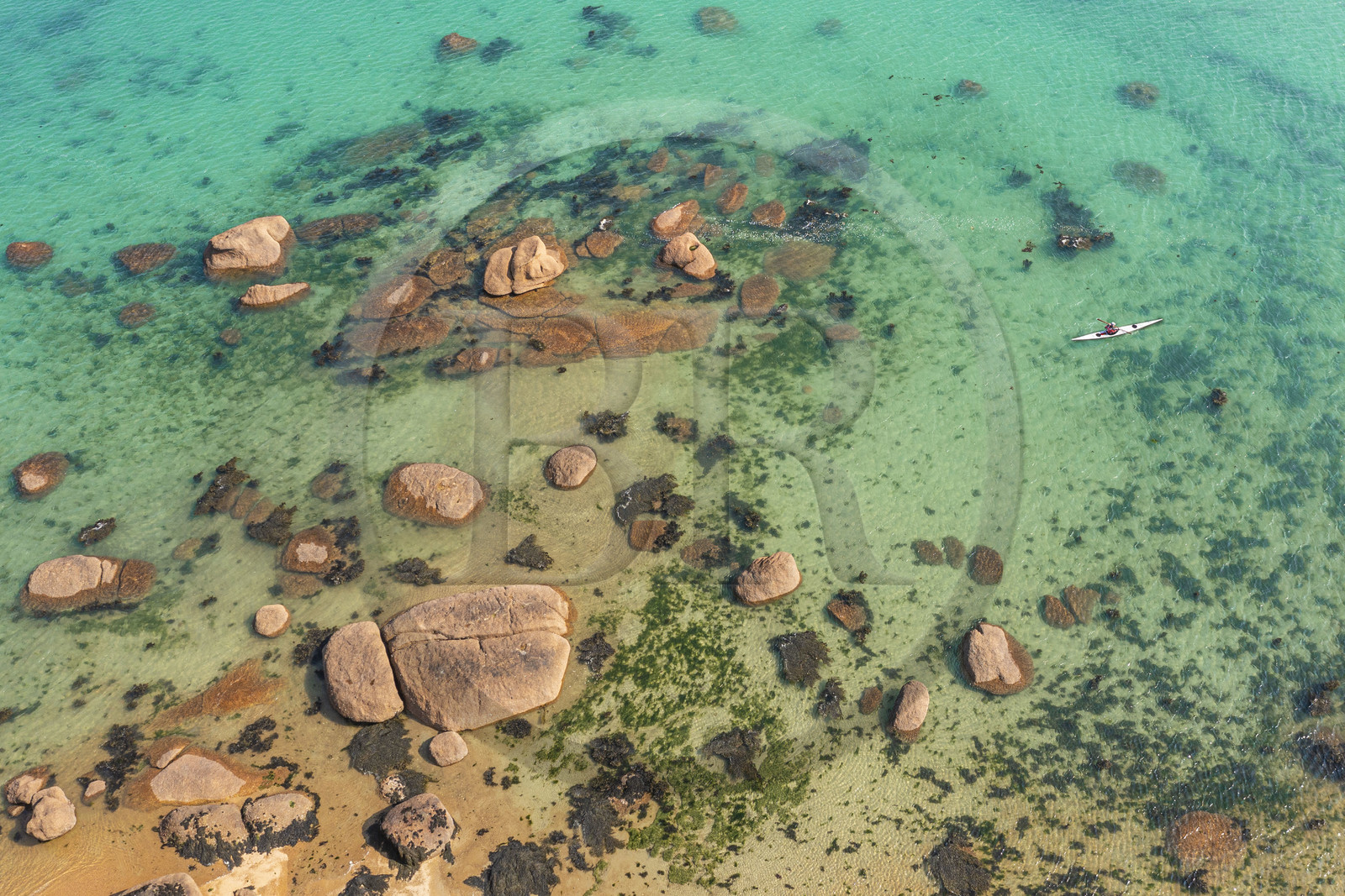 France, Côtes-d'Armor (22), Côte de Granit Rose, Trégastel, Ile Renote, kayak évoluant au milieu du chaos granitique (vue aérienne)