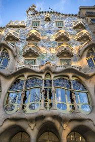 Espagne, Catalogne, Barcelone, quartier de l'Eixample, Passeig de Gracia, Casa Batllo de l'architecte du modernisme catalan Antoni Gaudi, site classé au Patrimoine Mondial de l'UNESCO, la grande verrière au profil sinueux du salon central de l'étage principal