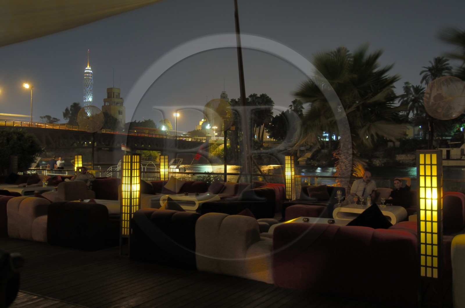 Egypte, Le Caire, restaurant-bar chic et branché du Sheraton au bord du Nil, et la Tour du Caire de l'architecte Naoum Chebib en arrière-plan