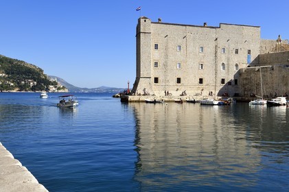 Croatie, Dalmatie, cote dalmate, Dubrovnik, centre historique classé Patrimoine Mondial de l'UNESCO, le vieux-port et le batiment de la Tour Saint Jean