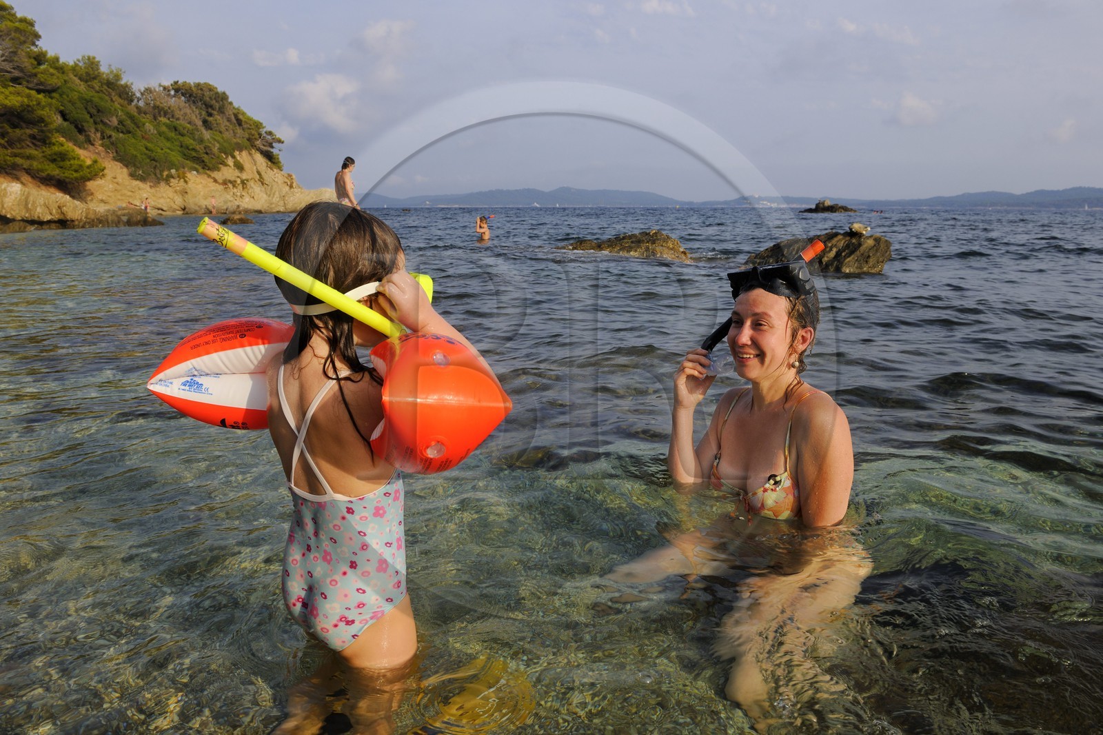 France, Var (83), presqu'île de Giens, jeux d'eau dans une crique de la côte vers la Tour Fondue avec l'île de Porquerolles en arrière plan