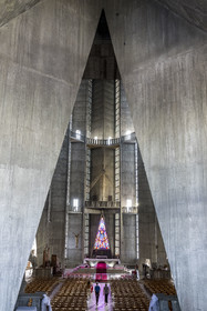 France, Charente-Maritime (17), Royan, église Notre-Dame de Royan construite de 1955 à 1958 par l'architecte Guillaume Gillet (Grand Prix de Rome), le chœur et la nef vu depuis l'entrée