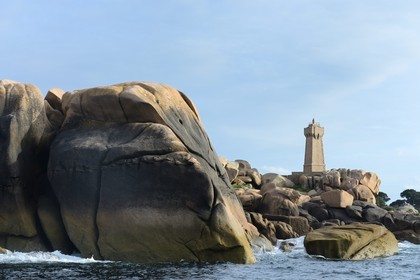 France, Côtes-d'Armor (22), Côte de Granit Rose, Perros-Guirec, Ploumanac'h, la pointe de Squewel et le phare de Mean Ruz
