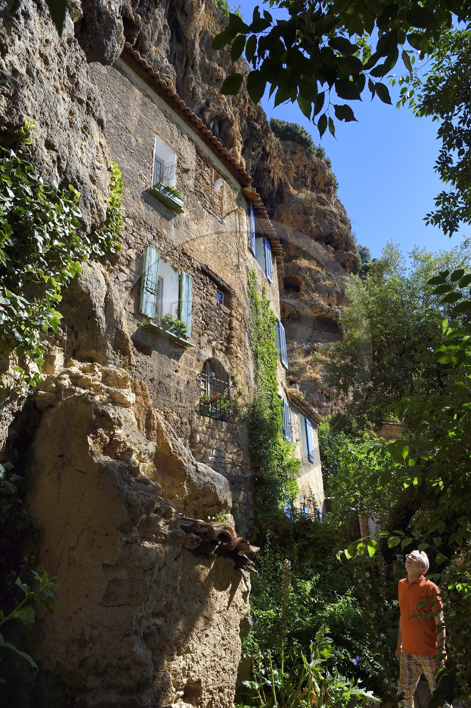 France, Var (83), Provence Verte, Cotignac, habitat troglodytique dans la falaise de tuf de 80 mètres de haut et 400 mètres de large