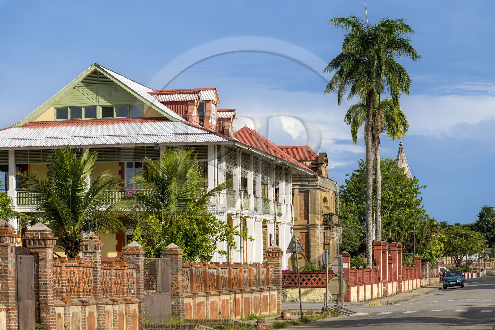 France, Guyane, Saint-Laurent-du-Maroni, immeubles administratifs de style colonial avenue du Lieutenant-Colonel Chandon, la mairie