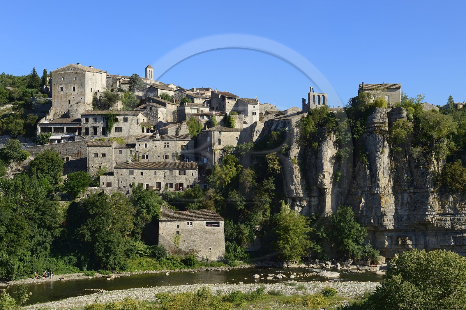 France, Ardèche (07), le village de Balazuc, labellisé Les Plus Beaux Villages de France, surplombant la rivière Ardèche