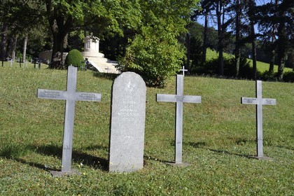 France, Meuse (55), Parc régional de Lorraine, Cotes de Meuse, Viéville-sous-les-Côtes, cimetière militaire allemand de la première guerre mondiale, tombes de soldats juifs et chrétiens cote à cote