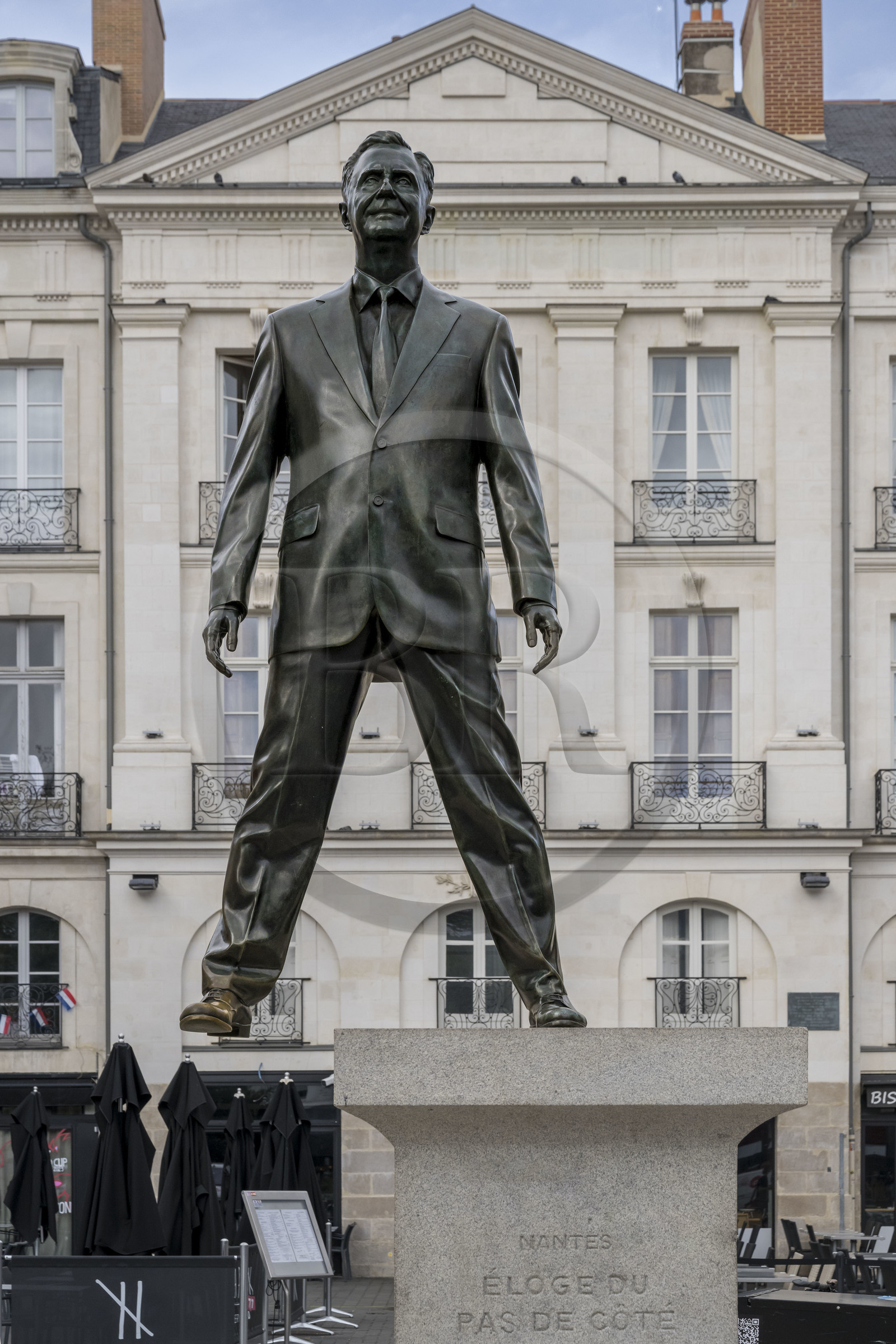 France, Loire Atlantique, Nantes, Bouffay district, Place du Bouffay, statue Eloge du Pas de Coté (Side Step praise) by the artist Philippe Ramette