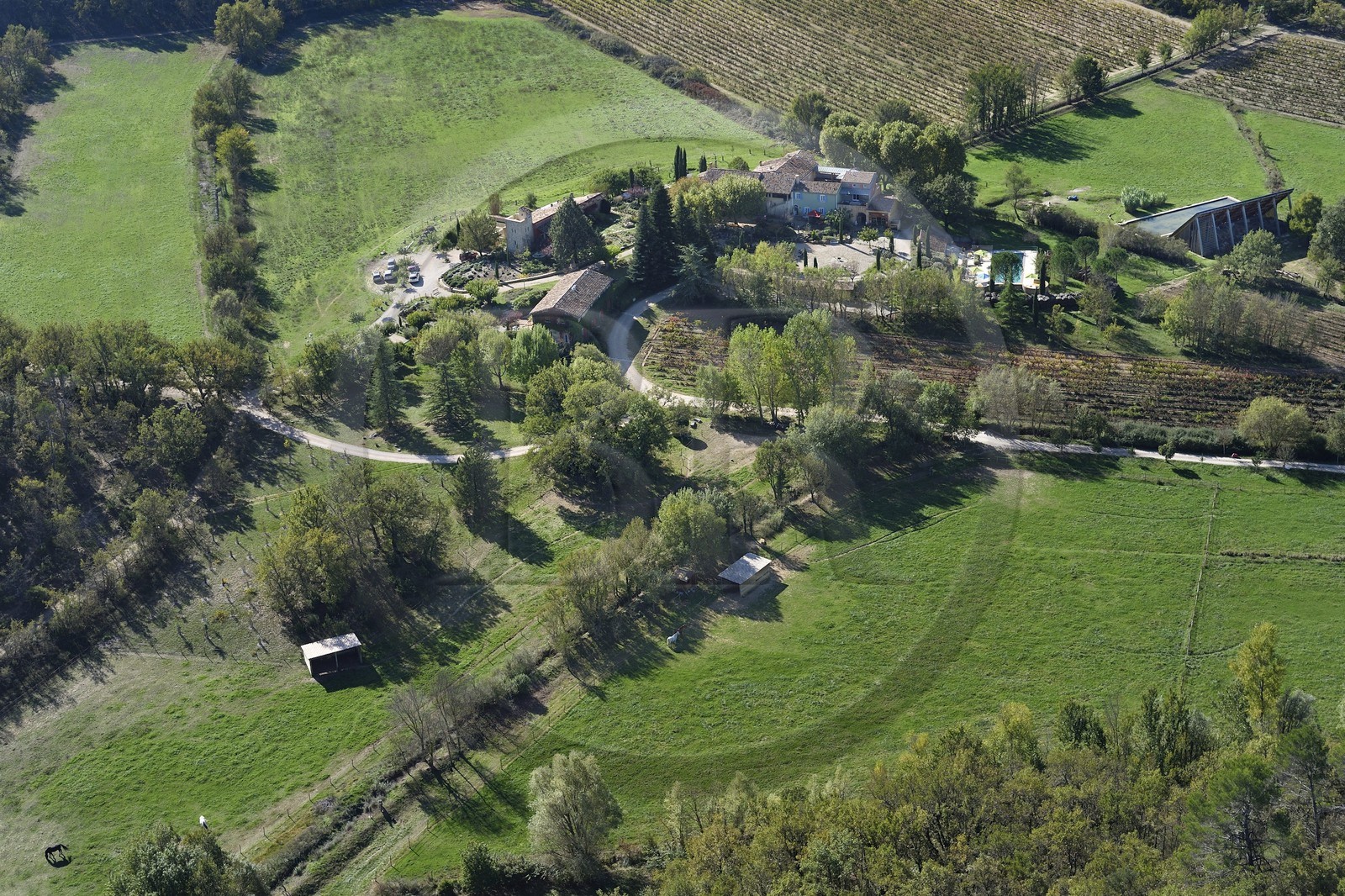 France, Var (83), Provence Verte, Bras, vers Saint-Maximin-la-Sainte-Baume, la maison d'hotes Le Peyrourier - une campagne en Provence (vue aérienne)