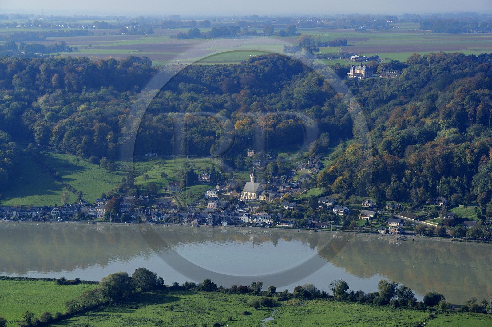 France, Seine-Maritime (76), Villequier et la Seine où se noya Léopoldine Hugo en 1843 dominé par le Chateau (vue aérienne)