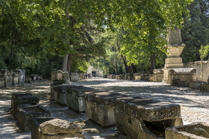 France, Bouches-du-Rhône (13), Arles, les Alyscamps, site classé Patrimoine Mondial de l'UNESCO, nécropole païenne puis chrétienne de l'époque romaine au Moyen Age, comprenant de très nombreux sarcophages