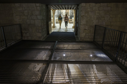 France, Yonne (89), Auxerre, l'église abbatiale de l'abbaye Saint-Germain, sarcophages datant de la première basilique du VIe siècle retrouvés et mis en valeur sous la nef