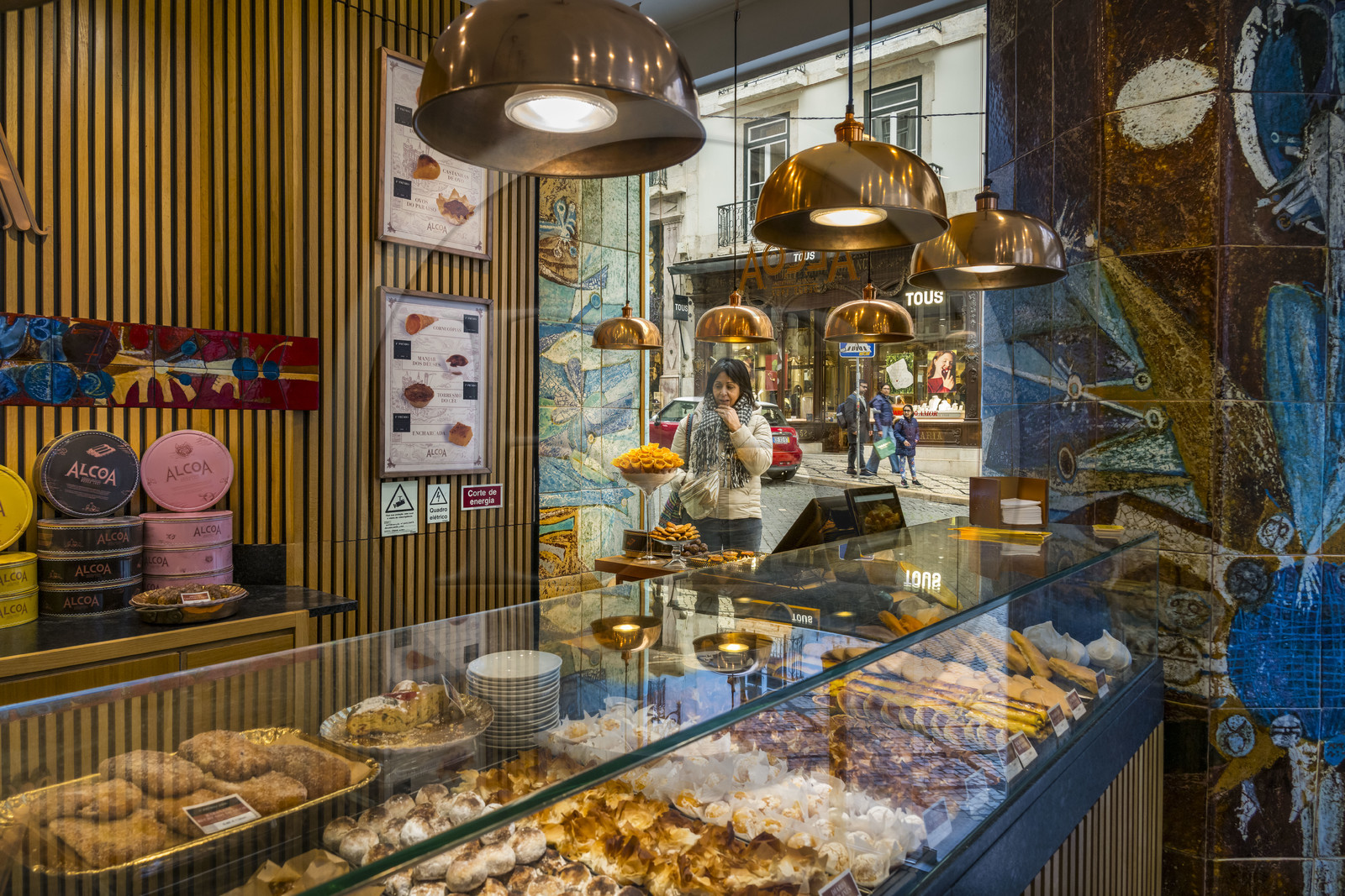 Portugal, Lisbonne, Bairro Alto, la patisserie Alcôa dans une boutique dont les murs sont recouverts d'azulejos du céramiste Querubim Lapa