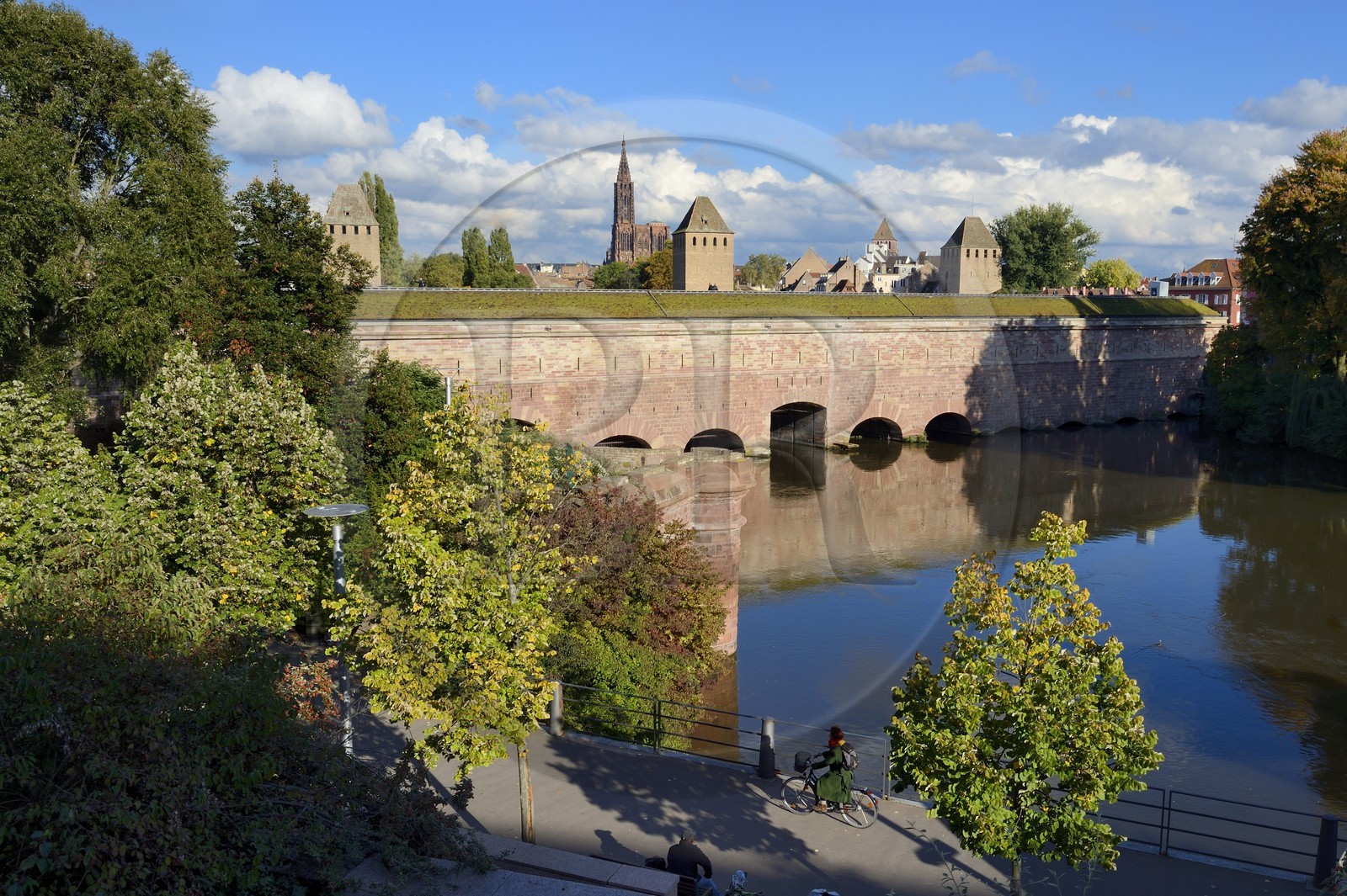 France, Bas Rhin (67), Strasbourg, vieille ville classée au Patrimoine Mondial de l'UNESCO, quartier de la Petite France, le barrage Vauban, les tours des Ponts Couverts et la cathédrale Notre Dame en arrière plan