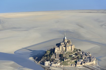 France, Manche (50), Baie du Mont-Saint-Michel, classée Patrimoine Mondial de l'UNESCO, le Mont-Saint-Michel à marée basse (vue aérienne)