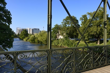 France, Bas-Rhin (67), Strasbourg, la passerelle Ducrot sur la rivière l’Ill et le Parlement Européen