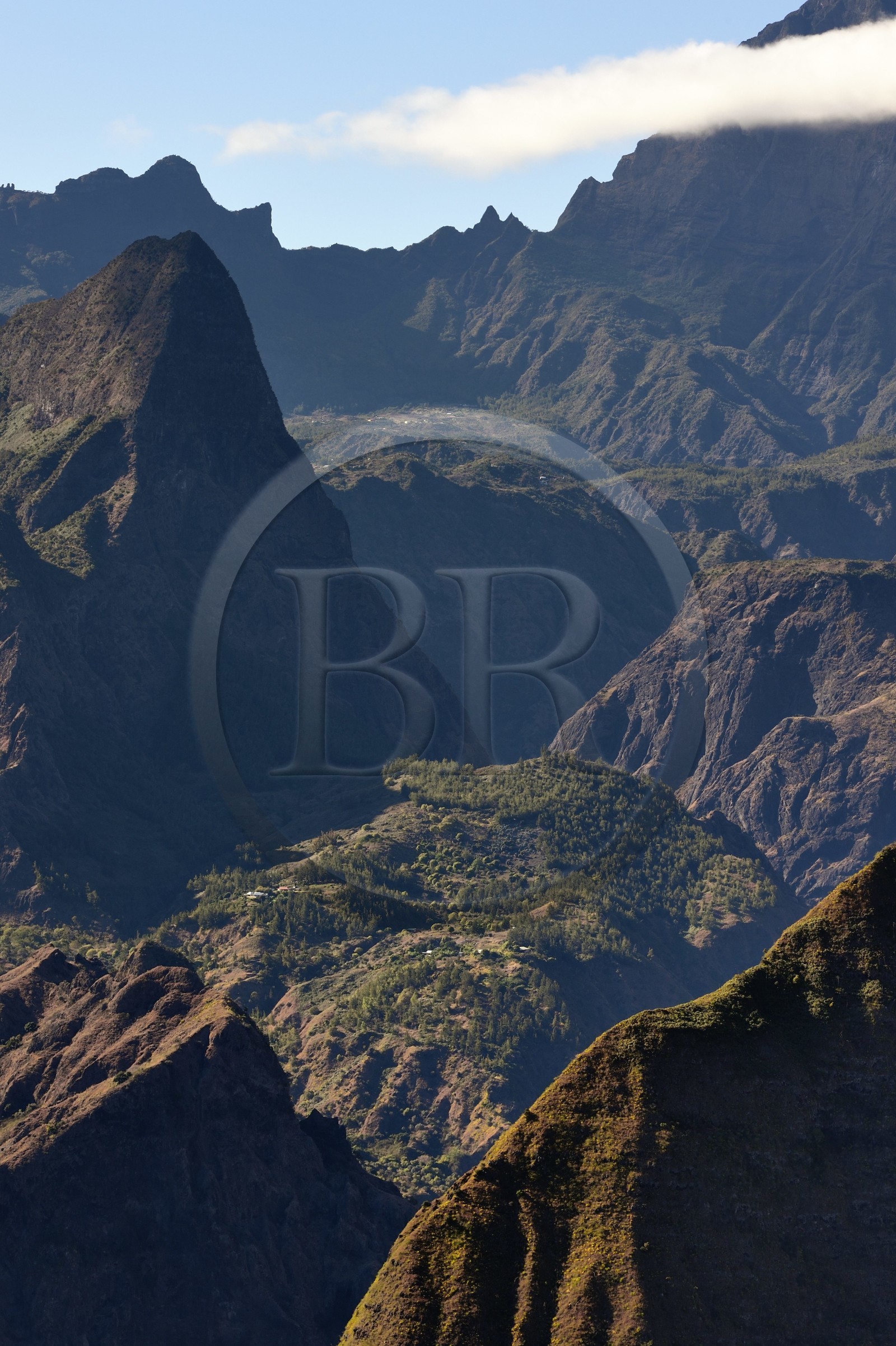 France, Ile de la Reunion, Parc National de la Réunion classé Patrimoine Mondial de l'UNESCO, La Possession, vers le village de Dos d'Ane, randonnée de la Roche Bouteille par le sentier Cap Noir,  l'îlet de Grand Place dans le Cirque de Mafate vu du kiosque de Cap Noir