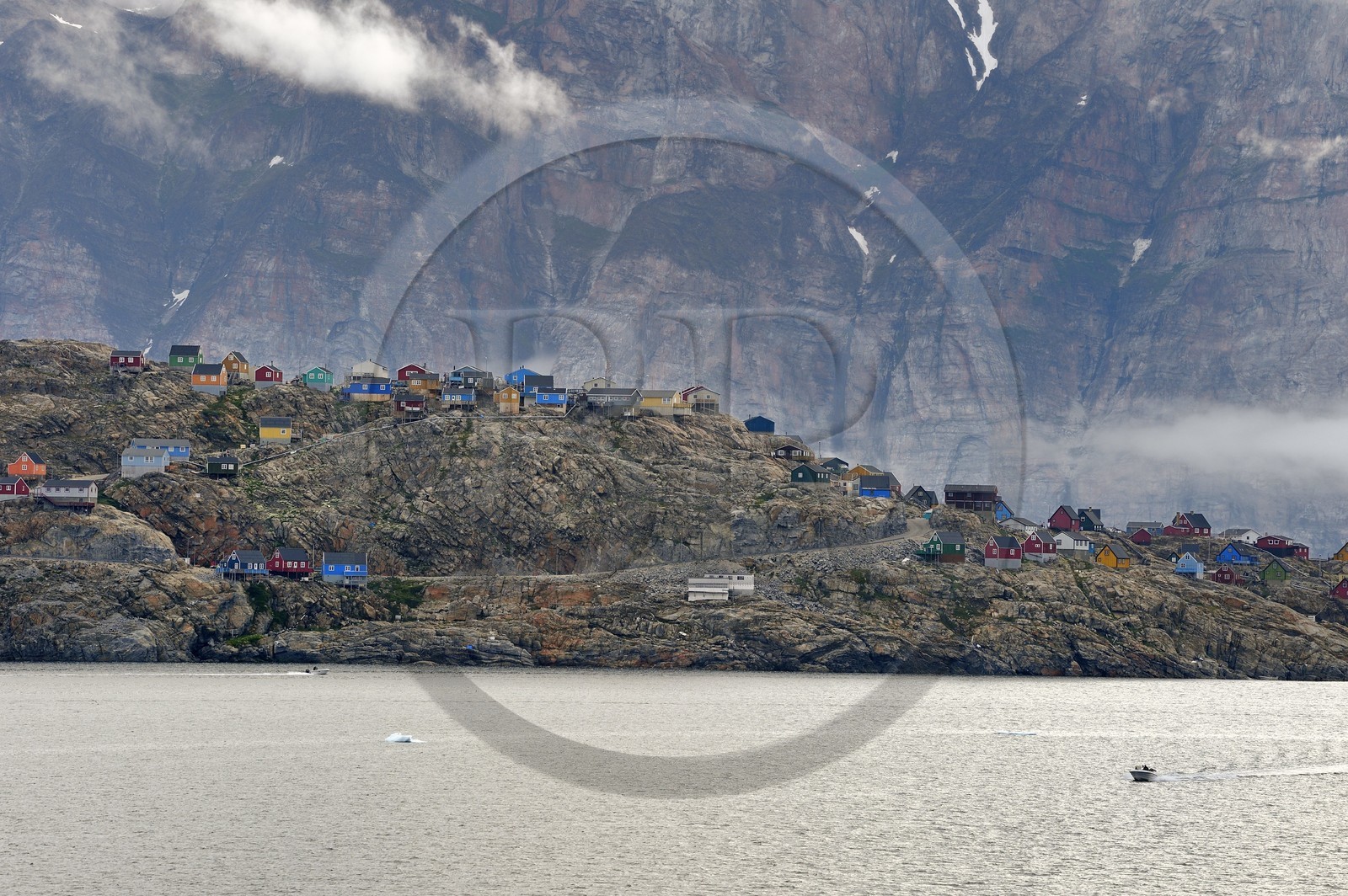 Groenland, cote ouest, baie de Baffin, la ville de Uummannaq accrochée à la roche