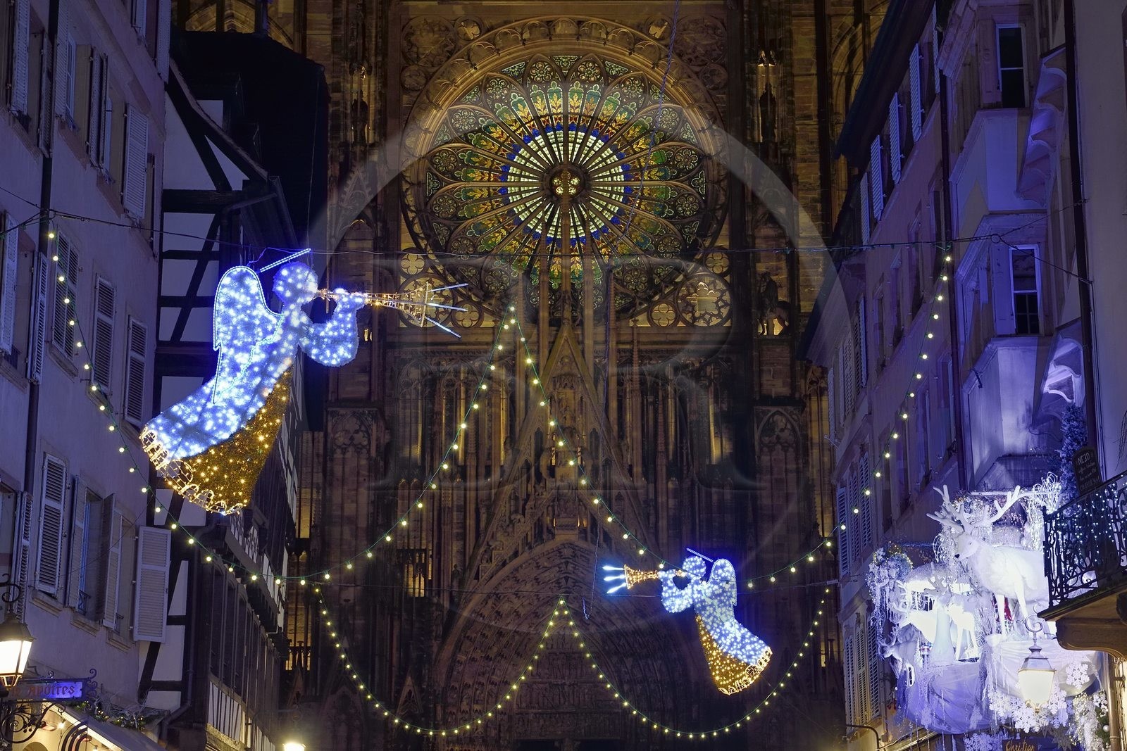 France, Bas-Rhin (67), Strasbourg, vieille ville classée au Patrimoine Mondial de l'UNESCO, rosace de la facade occidentale de la cathédrale Notre-Dame et la rue Mercière avec ses décors de Noël