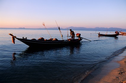 Thailand, gulf of Siam, island of Ko Samui, fishermen on the beach of Bang Tor