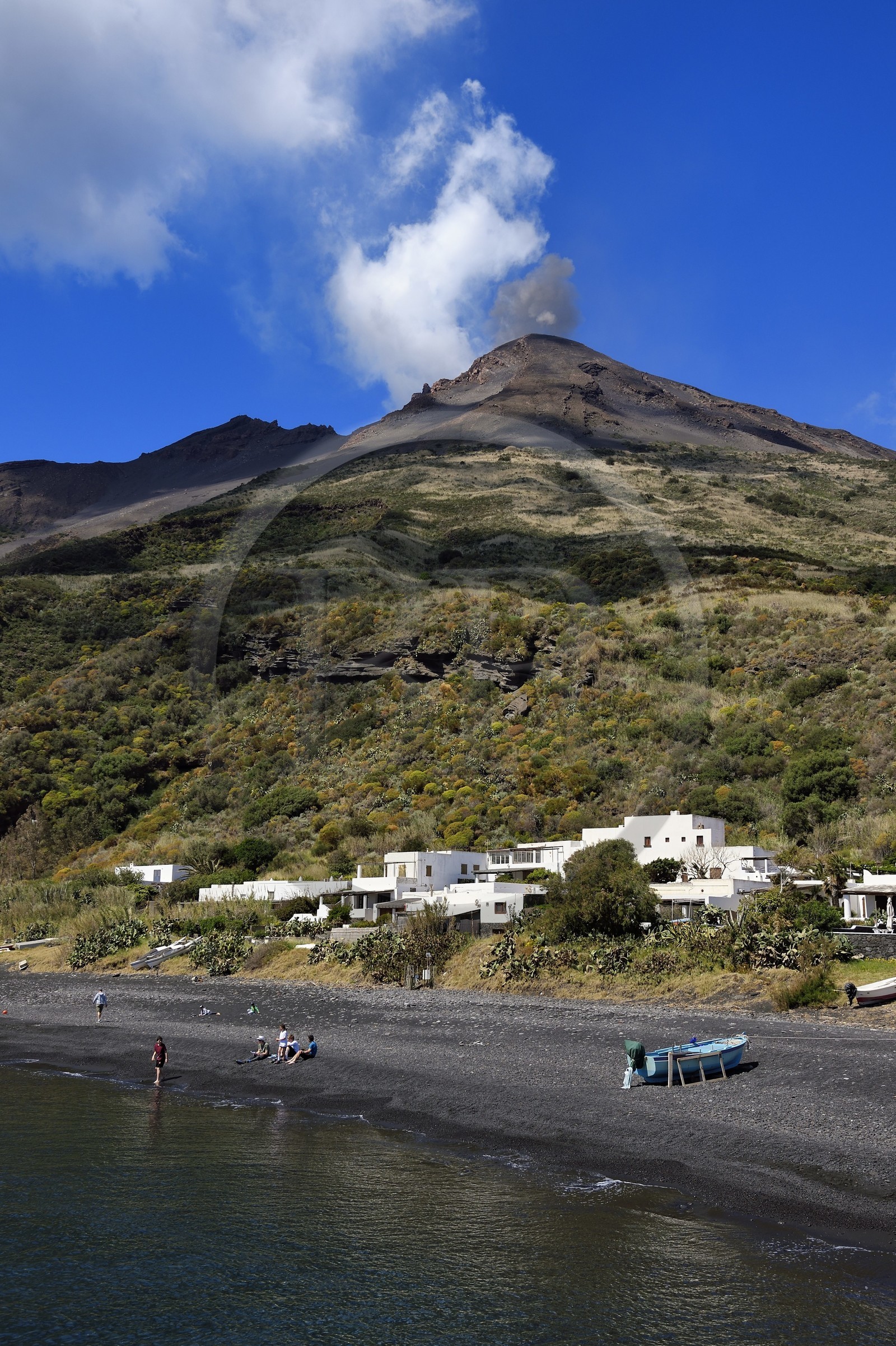 Italie, Sicile, iles Eoliennes, classées Patrimoine Mondial de l'UNESCO, ile de Stromboli, une des multiples et régiulières éruptions du volcan Stromboli qui culmine à 924m, la plage de Scari au premier plan
