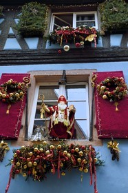 France, Haut-Rhin (68), Kaysersberg, maison à pans de bois avec Saint-Nicolas entouré de décorations de Noël