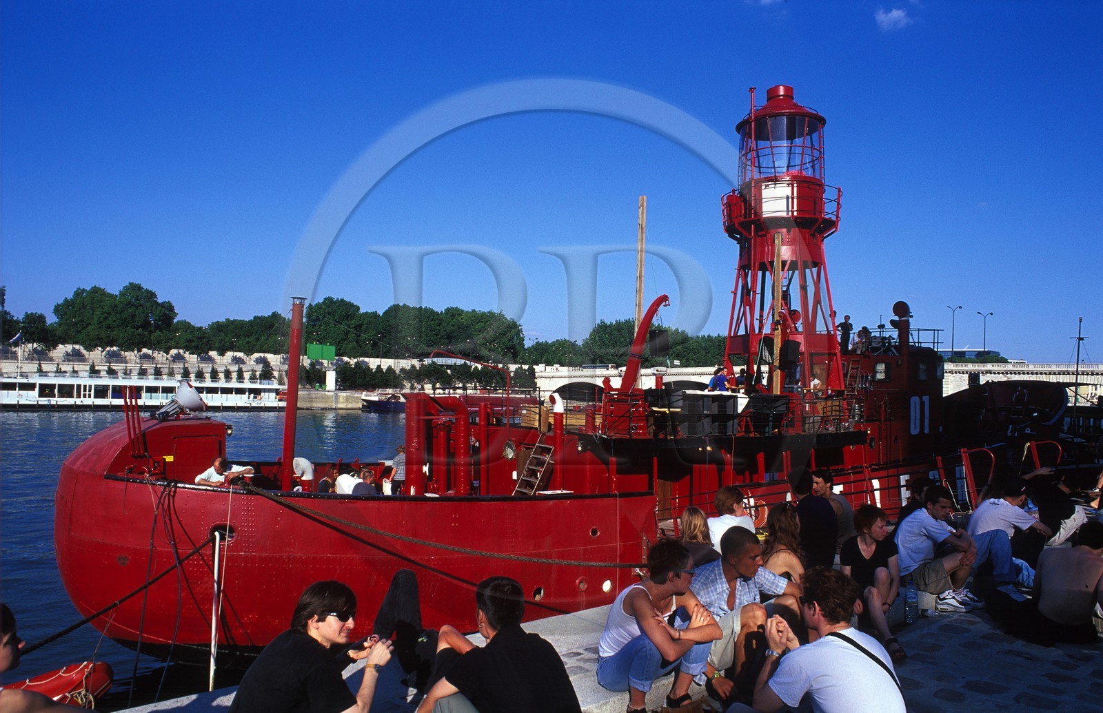 France, Paris (75), les rives de la Seine, classées Patrimoine Mondial de l'UNESCO, le restaurant Batofar, quai François Mauriac