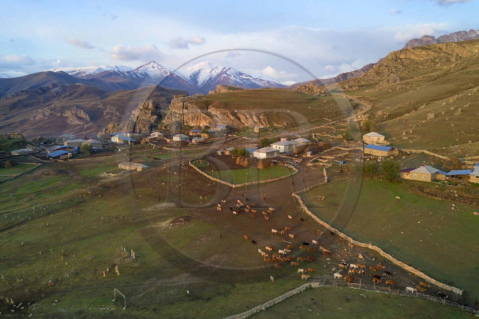 Azerbaïdjan, région de Quba (Guba), chaine de montagne du Grand Caucase, village de Giriz à l'aube (vue aérienne)