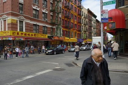 Etats-Unis, New York, Manhattan, Chinatown, commerces à l'angle de Mott Street et Hester Street