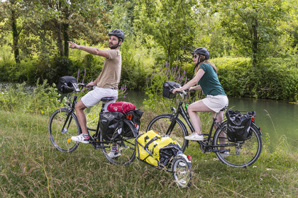 France, Deux-Sèvres (79), le Marais Poitevin, la Venise Verte, Magné, randonnée à bicyclette le long de la Sèvre Niortaise sur la voie cyclable de la Vélo Francette, vélo avec une remorque transportant le matériel de camping