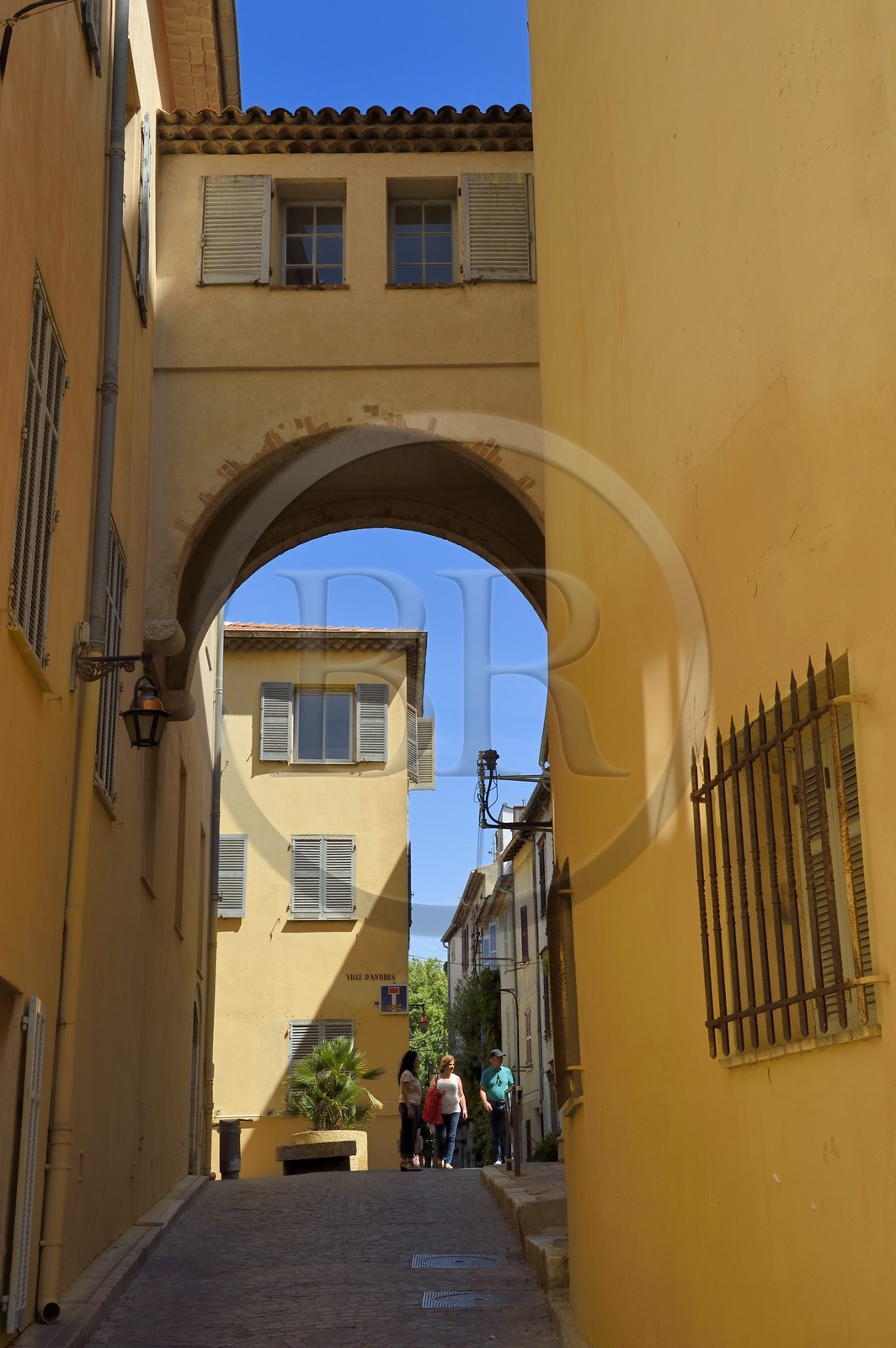 France, Alpes-Maritimes (06), Antibes, rue des Arceaux dans la vieille ville