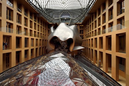 Allemagne, Berlin, Pariser Platz, siège de la DZ Bank (anciennement DG Bank), vaste atrium dessiné par l'architecte Franck Gehry avec son immense sculpture en acier qui abrite une salle de conférences