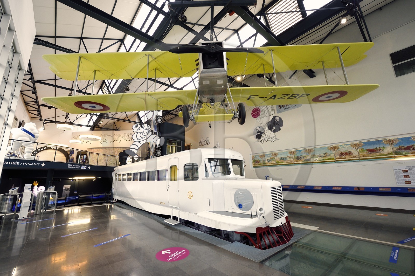 France, Puy-de-Dôme (63), Clermont-Ferrand, L'Aventure Michelin, musée retraçant toutes les activités du groupe Michelin, une Micheline type 51 (dite coloniale) et un avion Bréguet-Michelin dans le Hall d'accueil