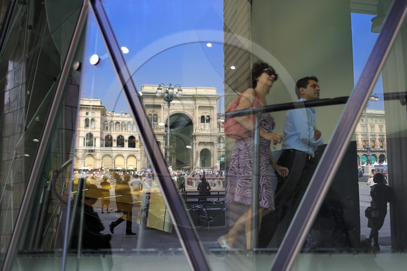 Italie, Lombardie, Milan, Piazza del Duomo, entrée de la galerie Vittorio Emanuele II se refletant dans une vitre du musée del Novecento (1900)