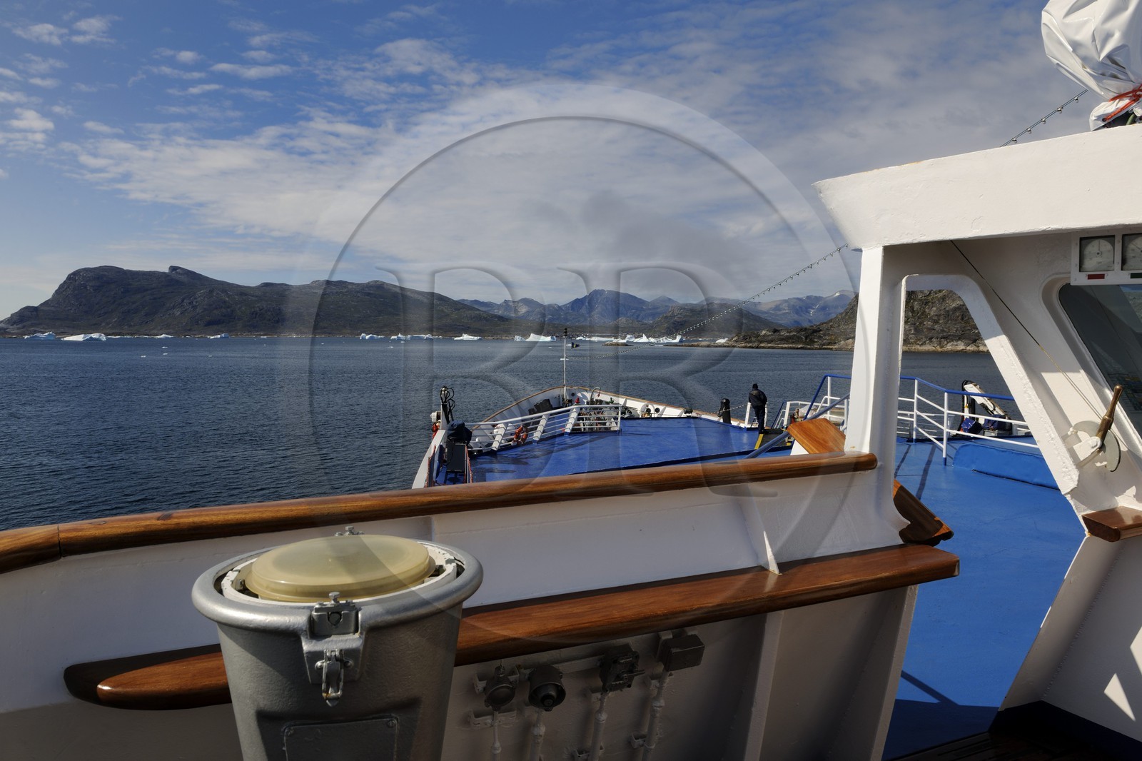 Groenland, fjord de Nanortalik, le bateau de croisière le Princess Danané progressant entre les icebergs
