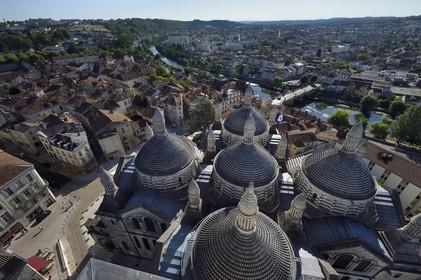France, Dordogne (24), Périgord Blanc, Périgueux, les coupoles de la Cathédrale Saint-Front, étape sur le chemin de Saint-Jacques-de-Compostelle site classé Patrimoine Mondial de l'UNESCO, et les berges de la rivière l'Isle