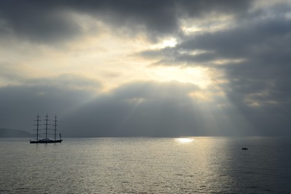 Principauté de Monaco, luxueux voilier en rade de Monaco