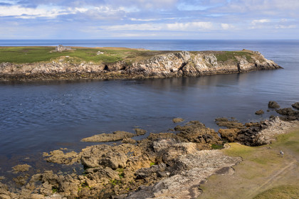 France, Finistère (29), Mer d'Iroise, Ile d'Ouessant, l’Ile Keller séparée de la cote Nord par le chenal nommé Penn ar Ru Meur où sévit un fort courant marin (vue aérienne)