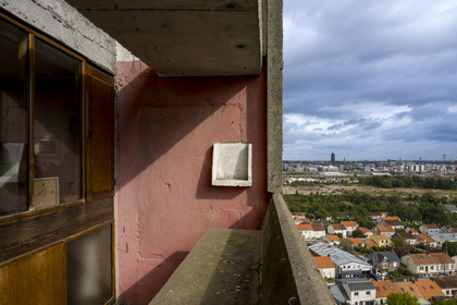 France, Loire-Atlantique (44), banlieue de Nantes, Rezé, la Maison Radieuse par l'architecte Le Corbusier, balcon d'appartement